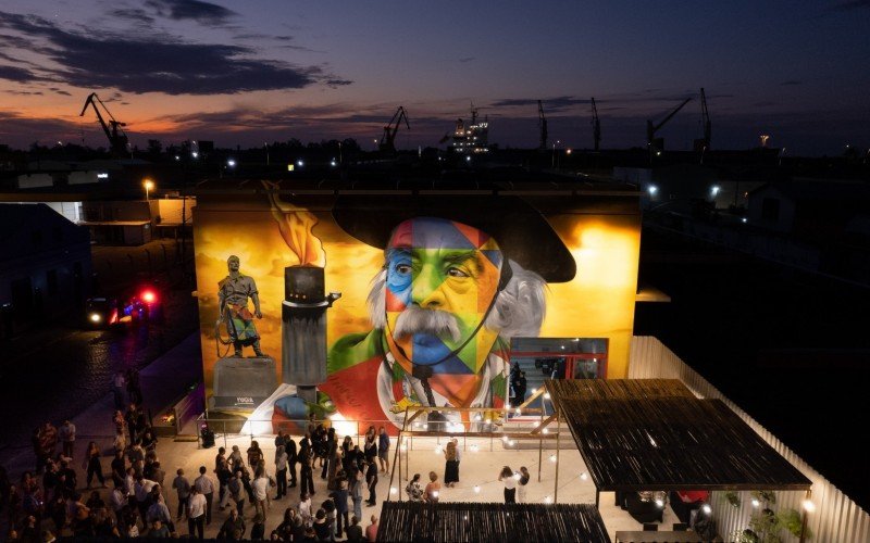 Mural dedicado a Paixão Côrtes fica no 4º Distrito, na capital