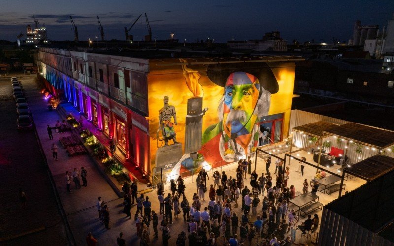 Mural dedicado a Paixão Côrtes fica no 4º Distrito, na capital