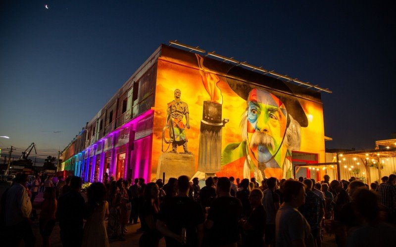 Mural dedicado a Paixão Côrtes fica no 4º Distrito, na capital
