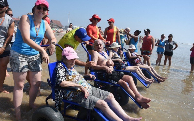 Cadeiras anfíbias permitem que moradores de lar de idosos tomem banho de mar