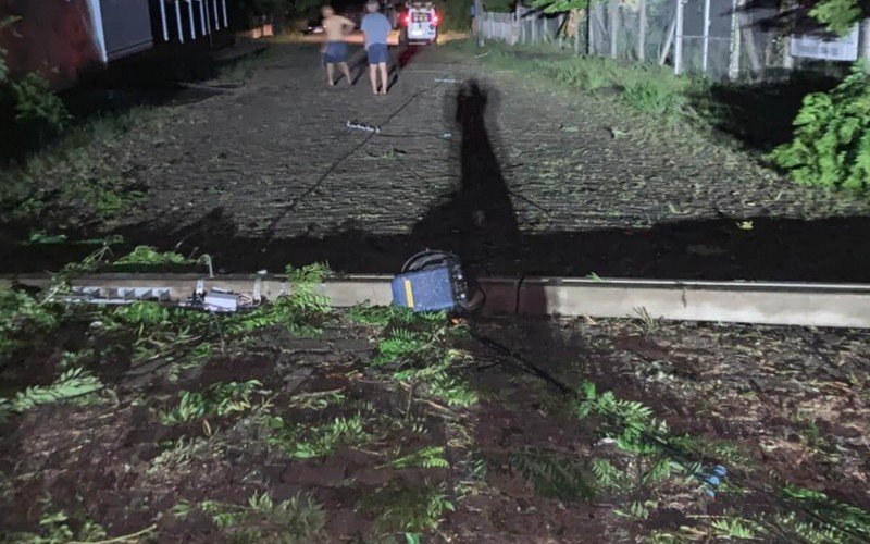 Bombeiros trabalharam na remoÃ§Ã£o de Ã¡rvores que caÃ­ram durante tempestade severa em Taquara