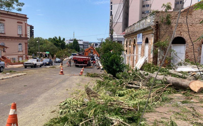 Microexplosão em Taquara atinge 100 prédios, derruba árvores e deixa mais de 50 pessoas fora de casa