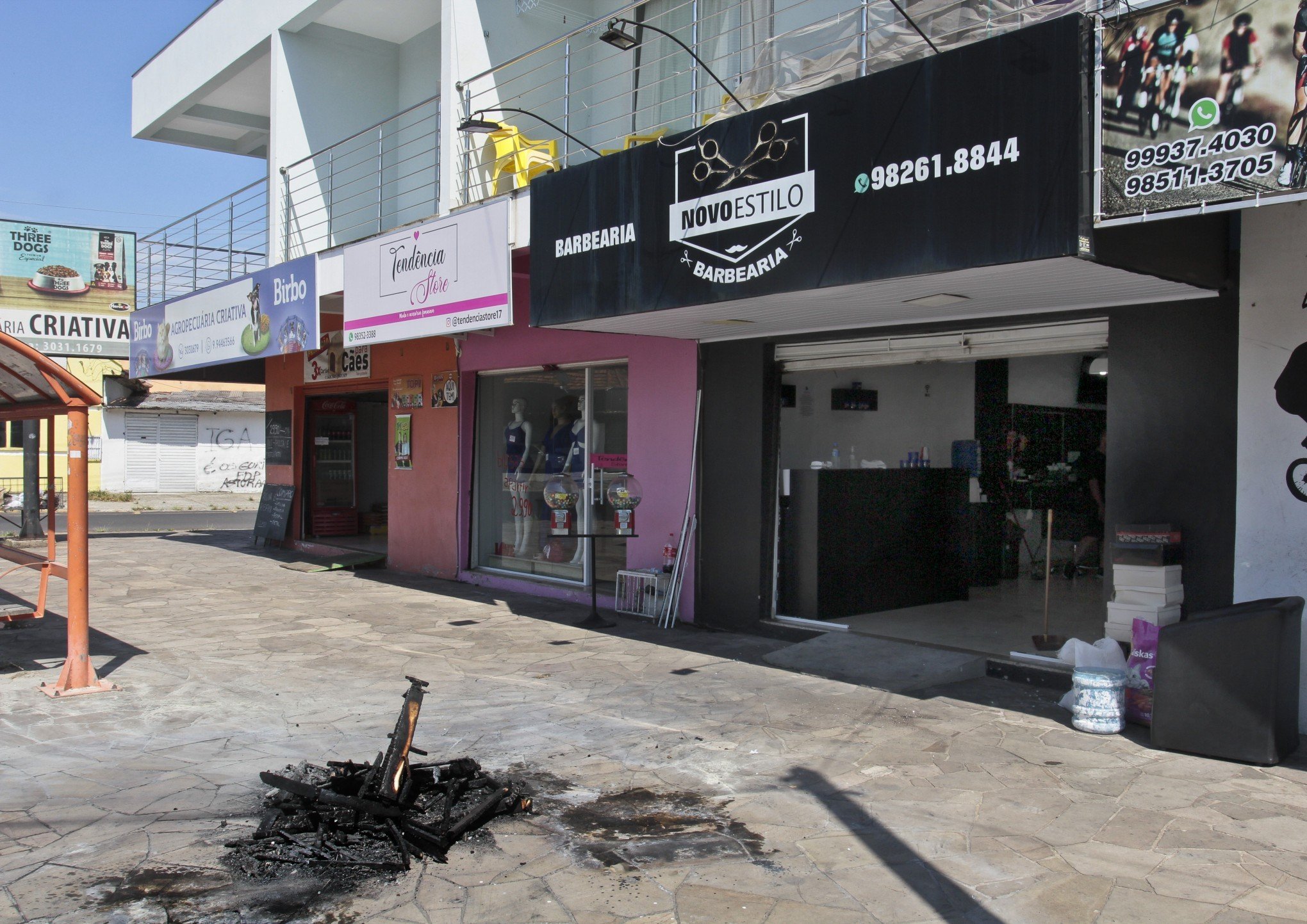 Assalto termina com criminosos colocando fogo em uma barbearia de Canoas