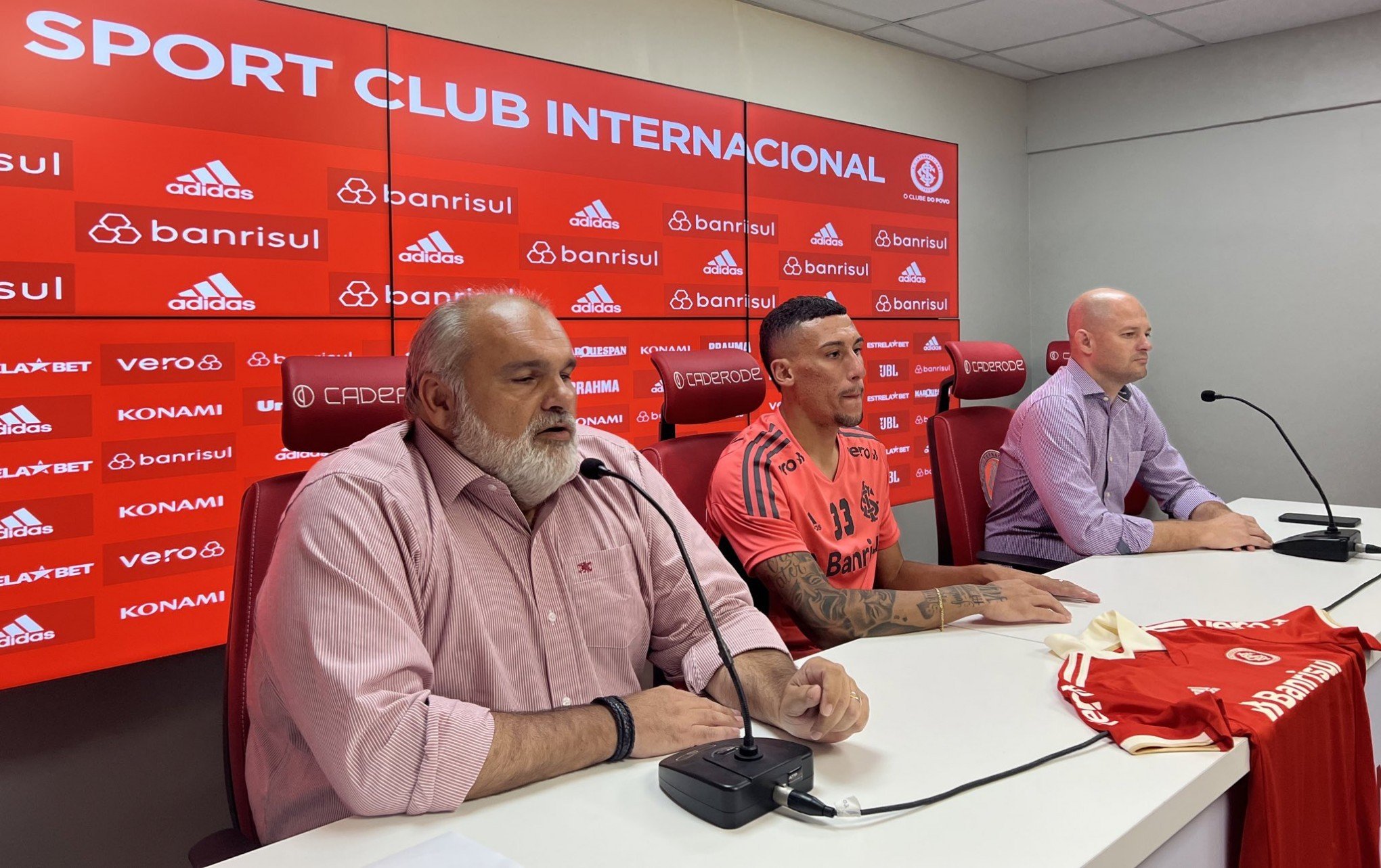 Volante Gabriel Baralhas é apresentado e já treina pelo Inter