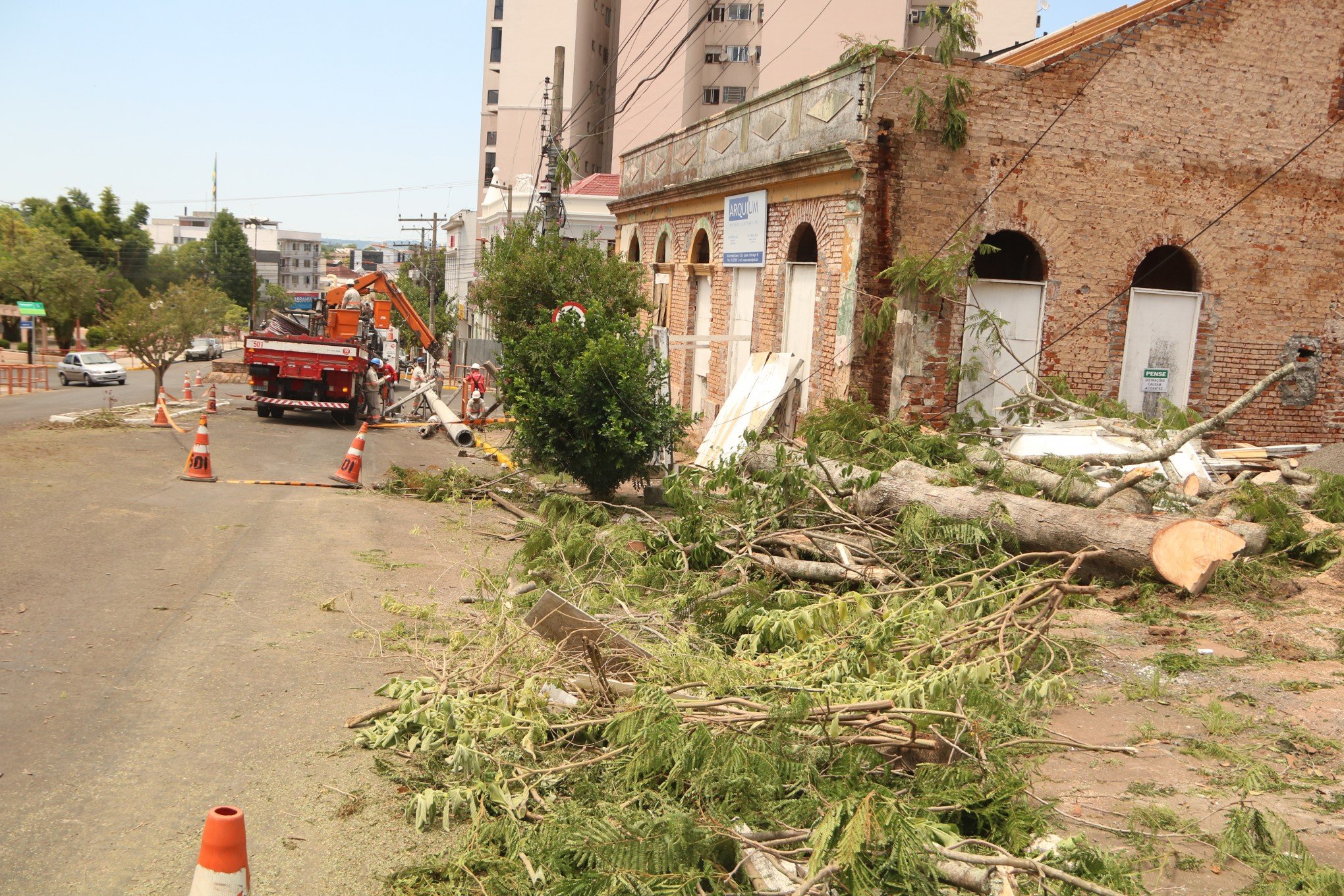 Imagens mostram rastro de destruição causado por microexplosão em Taquara