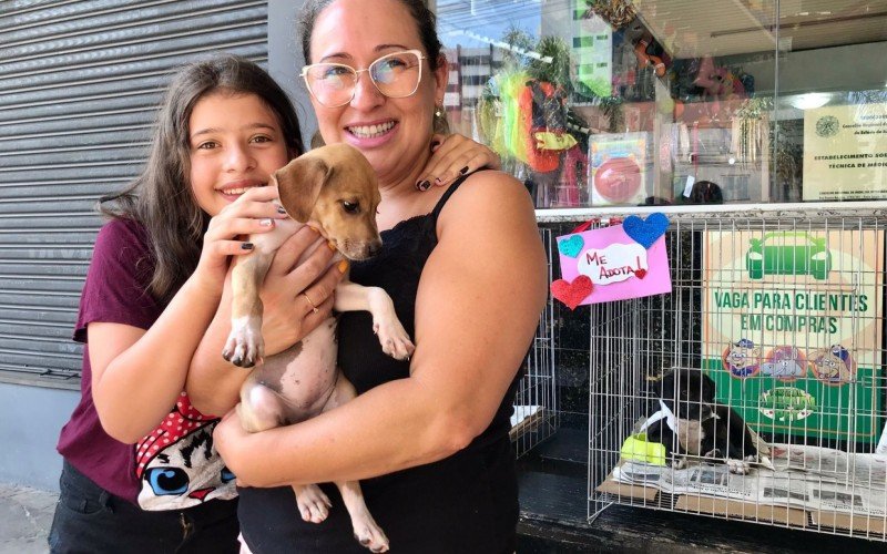 Deise e a filha Rafaela adotaram uma cachorrinha 