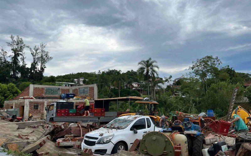 Prédio usado para armazenar produtos diversos desaba com força de vendaval em Harmonia