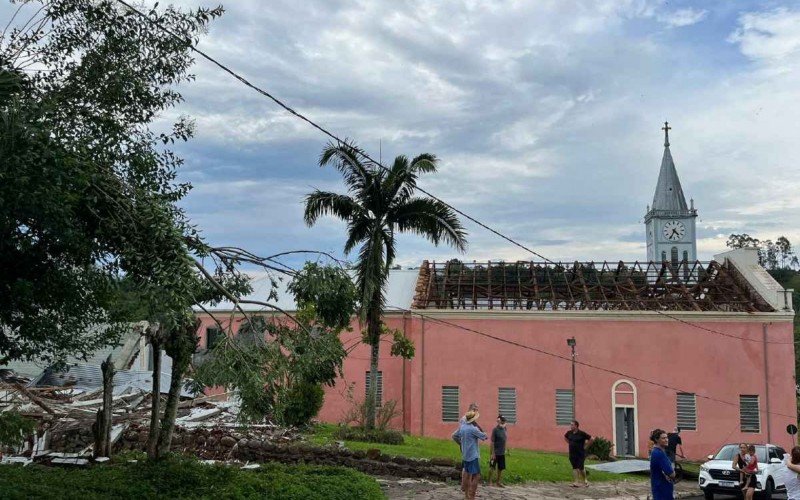 Sede da AssociaÃ§Ã£o Cultural Educando para o Futuro (ACEFH) ficou completamente destelhada.