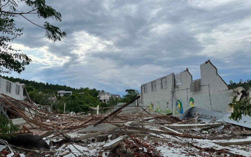 GinÃ¡sio da Escola Estadual de Ensino MÃ©dio Jacob Hoff veio abaixo com a forÃ§a dos ventos.