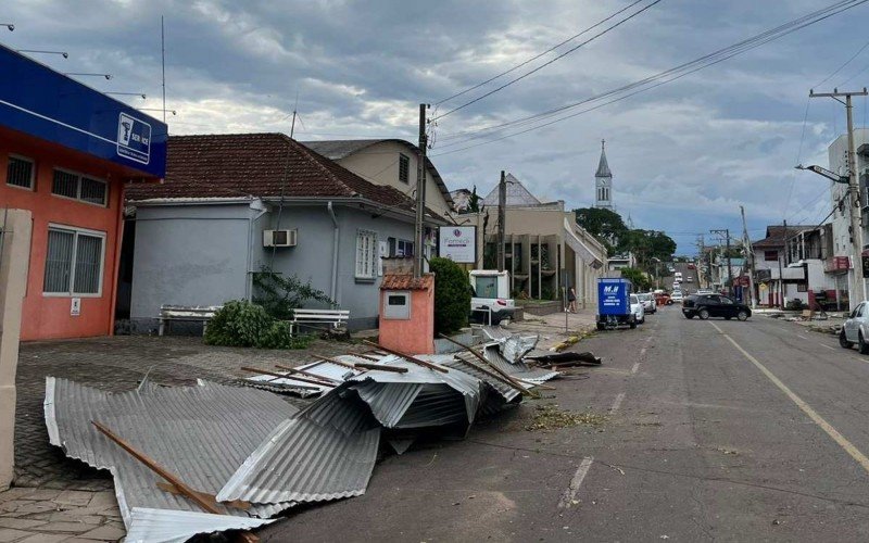 Imagens mostram destruiÃ§Ã£o causada por tempestade em Harmonia