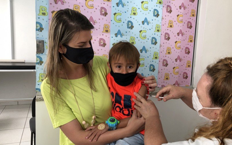 Adriana e Eduardo durante a aplicaÃ§Ã£o da primeira dose da vacina contra a Covid 