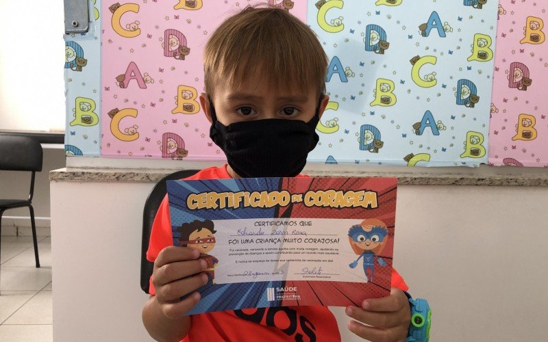 Eduardo com seu certificado de coragem 