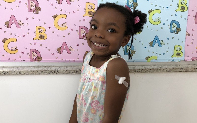 Helena saiu com a primeira dose da vacina no braÃ§o e um sorriso largo no rosto