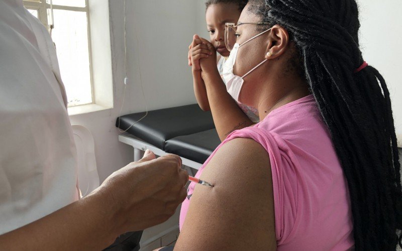 Janaina aproveitou para por em dia a sua caderneta de vacinaÃ§Ã£o