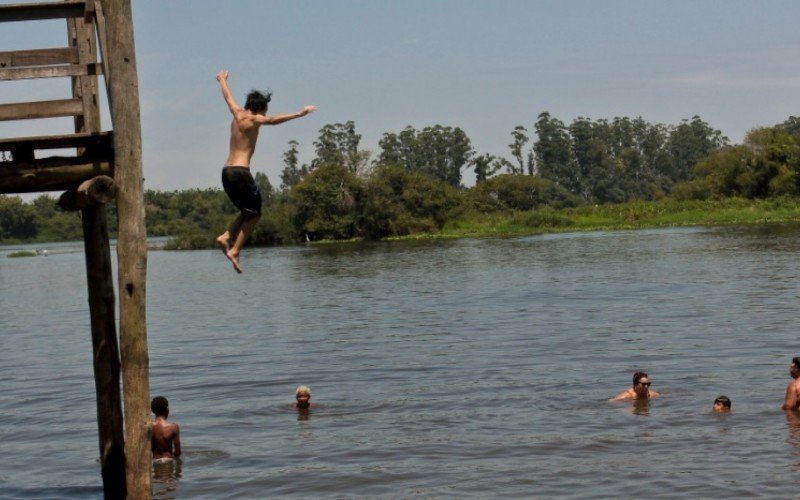 "Balneário" não oficial de Canoas voltou a receber banhistas na tarde deste sábado (28)