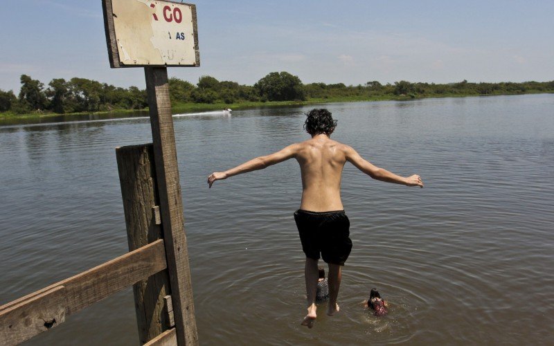 Banhistas no Paquetá em dia de calorão | abc+