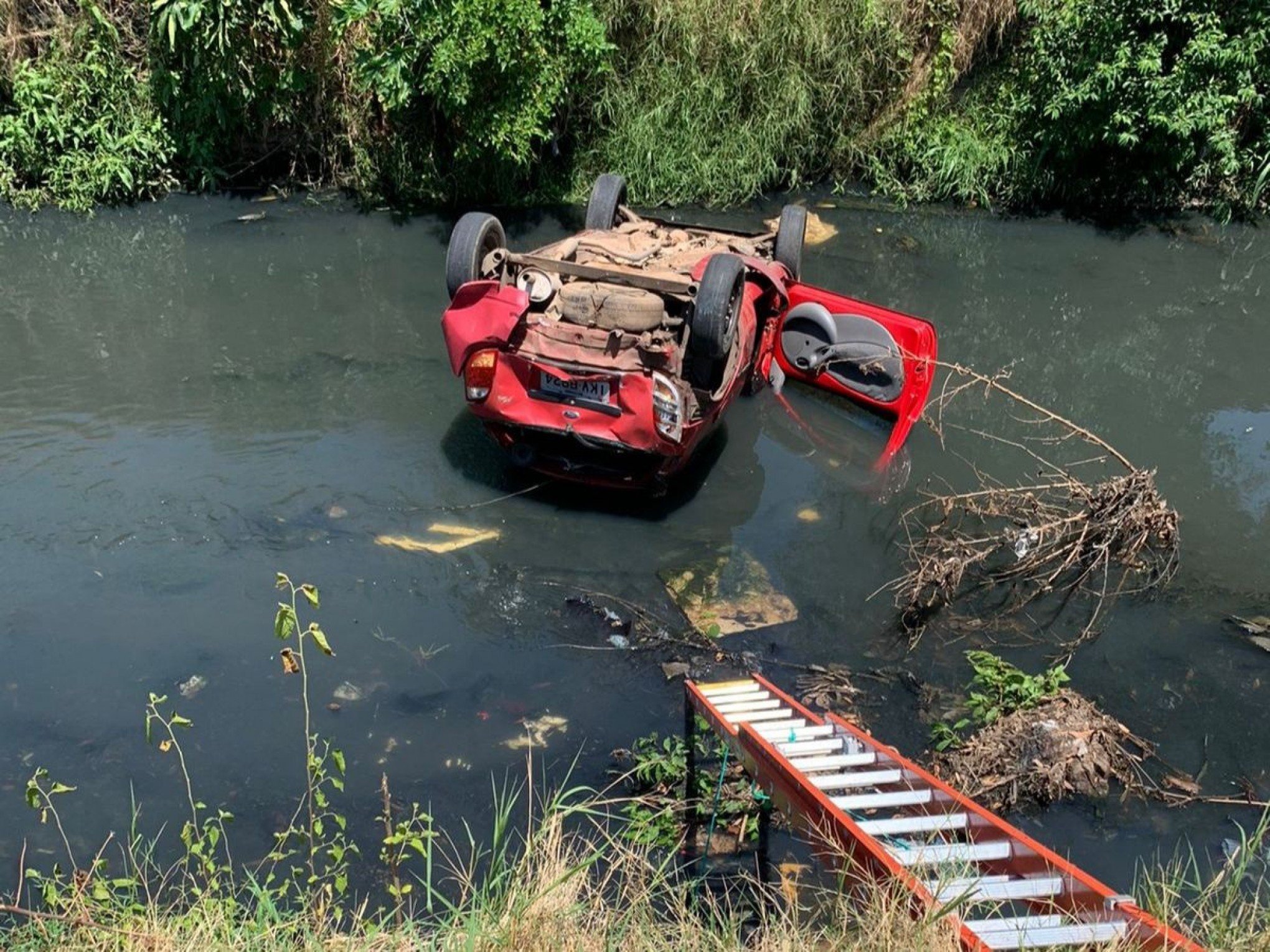 Jovem capota carro em arroio em Novo Hamburgo