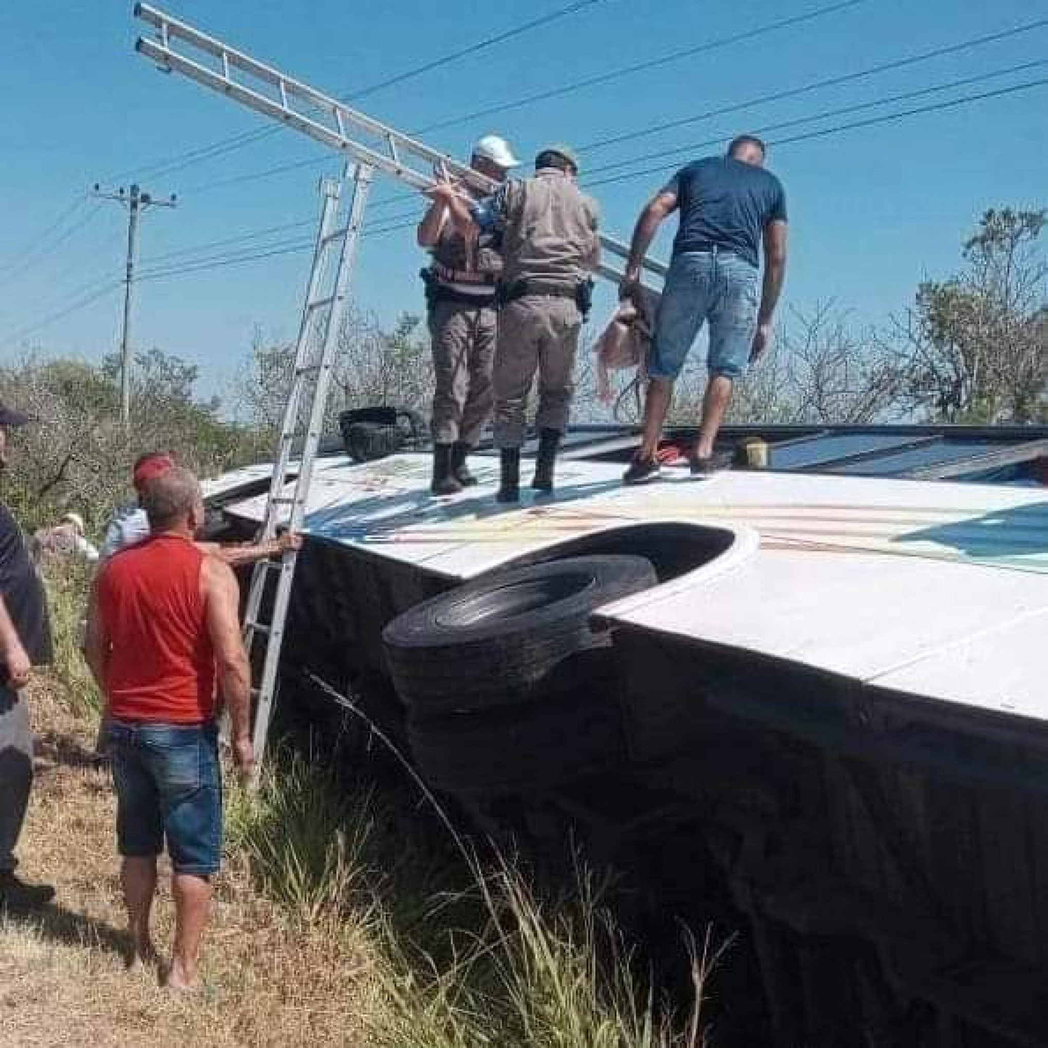 Ônibus tomba em trecho de Capivari do Sul da RS-040 e três ficam feridos