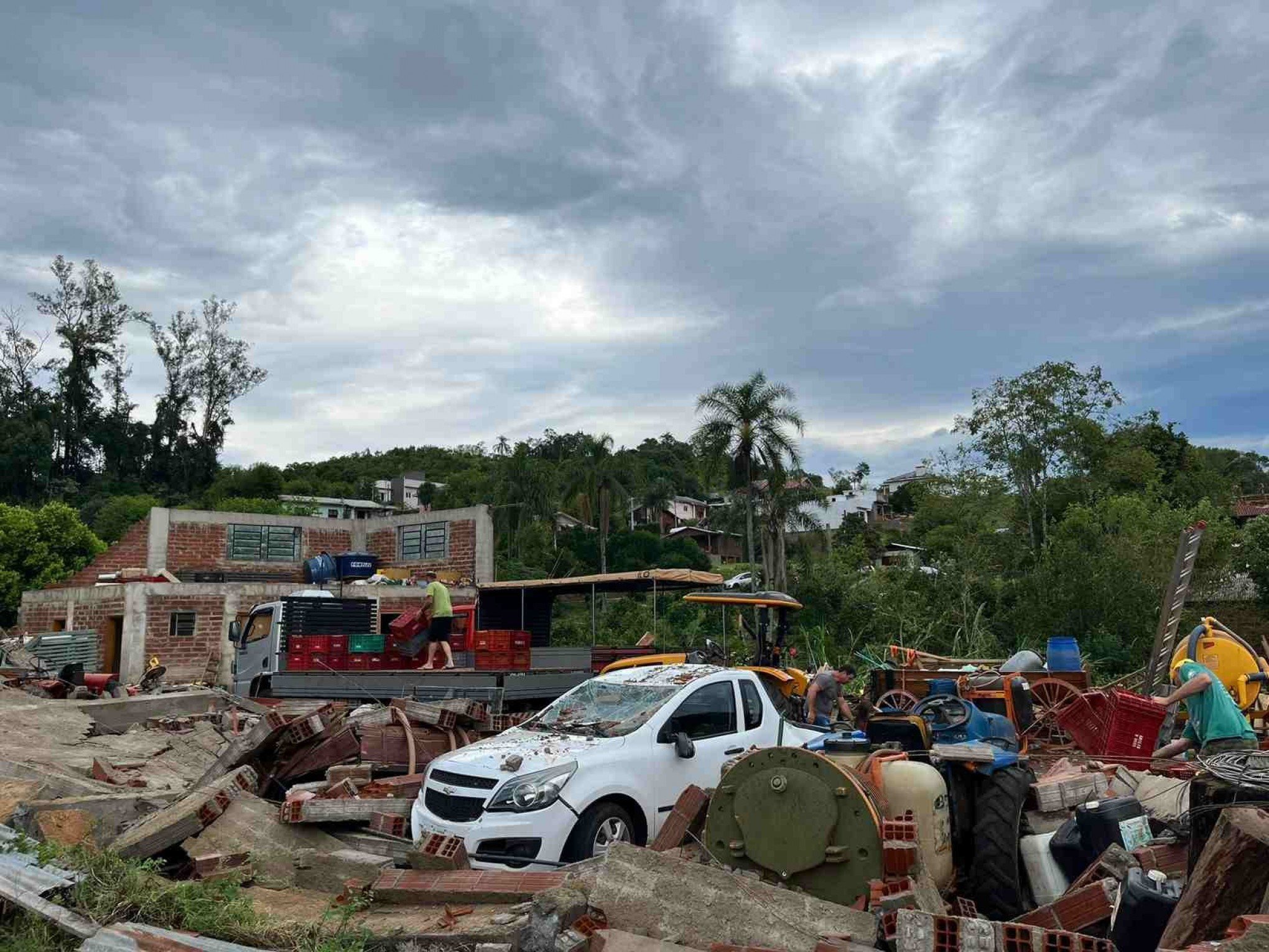 'Cenário de guerra, a área central está devastada', diz morador de Harmonia após passagem de violento vendaval