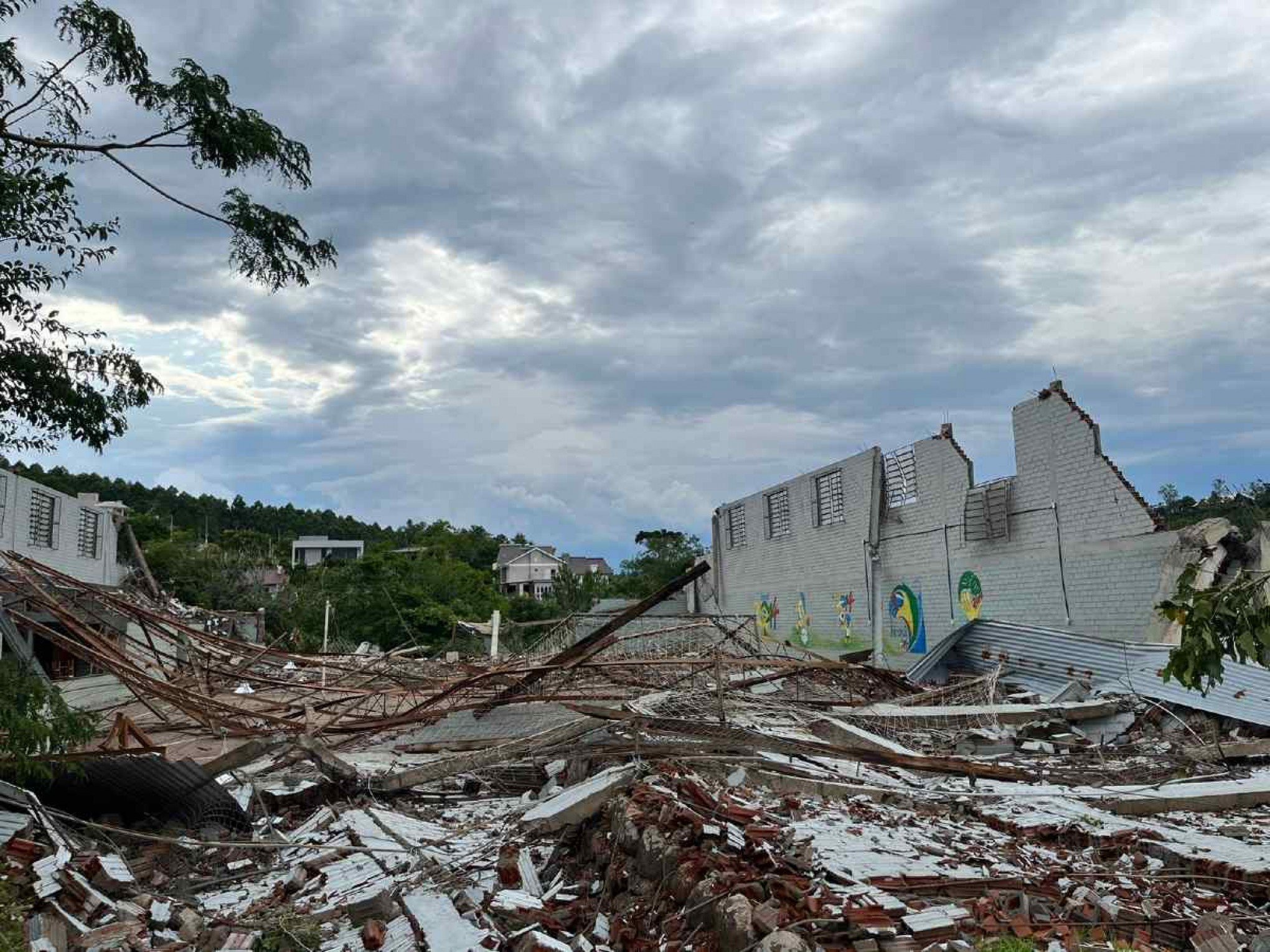 Imagens mostram a destruição causada por vendaval em Harmonia