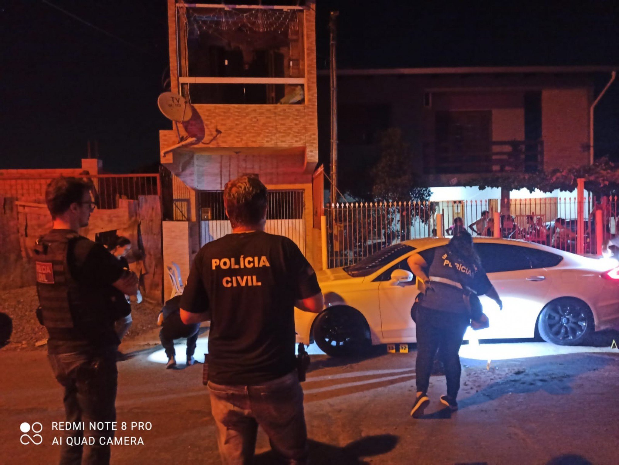 Três homens são mortos a tiros em frente a uma residência em Canoas