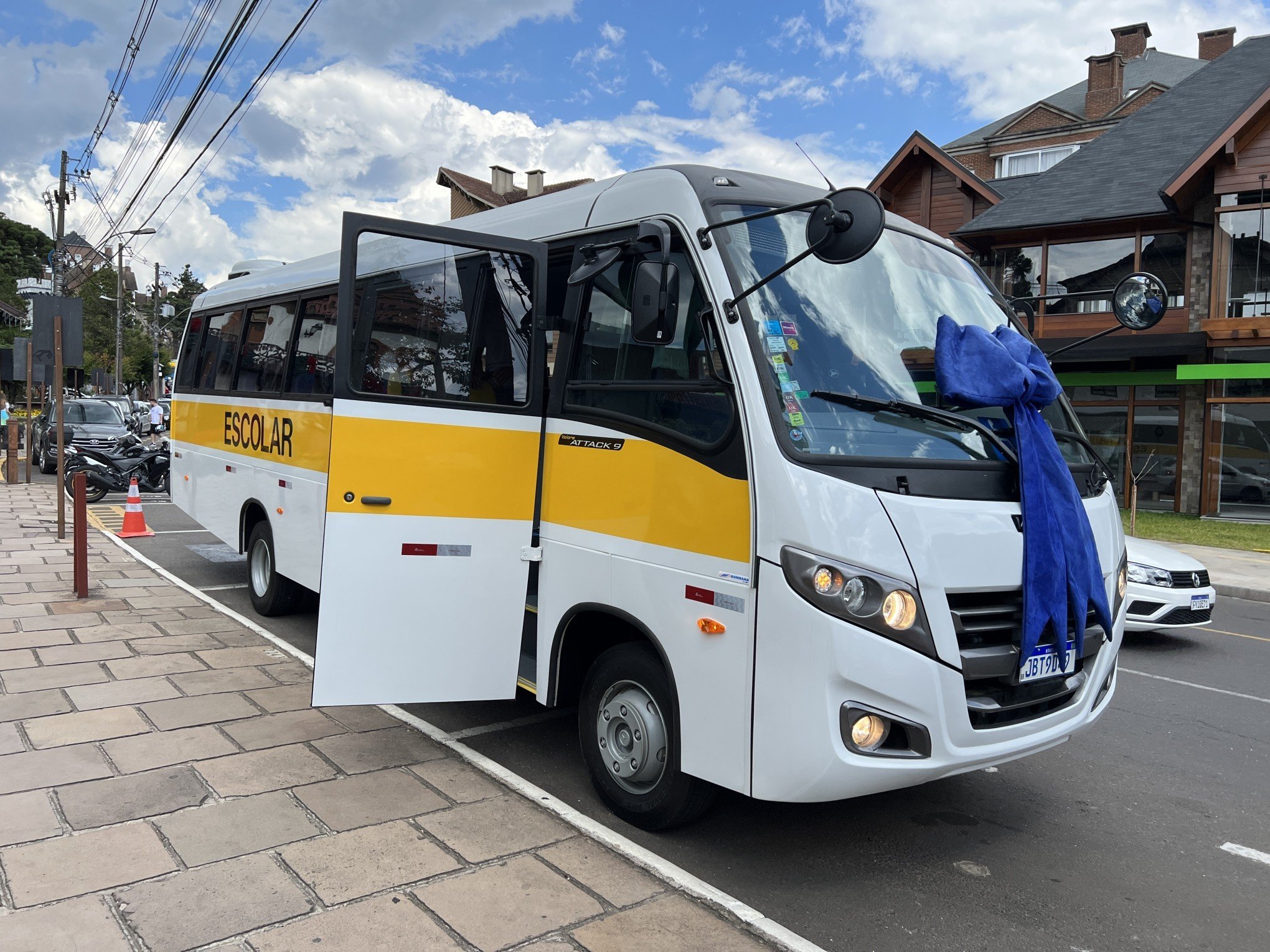 Educação de Gramado recebe novo ônibus escolar adaptado para cadeirantes