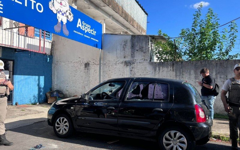 Torcedores brigam próximo ao estádio do São José, em Porto Alegre