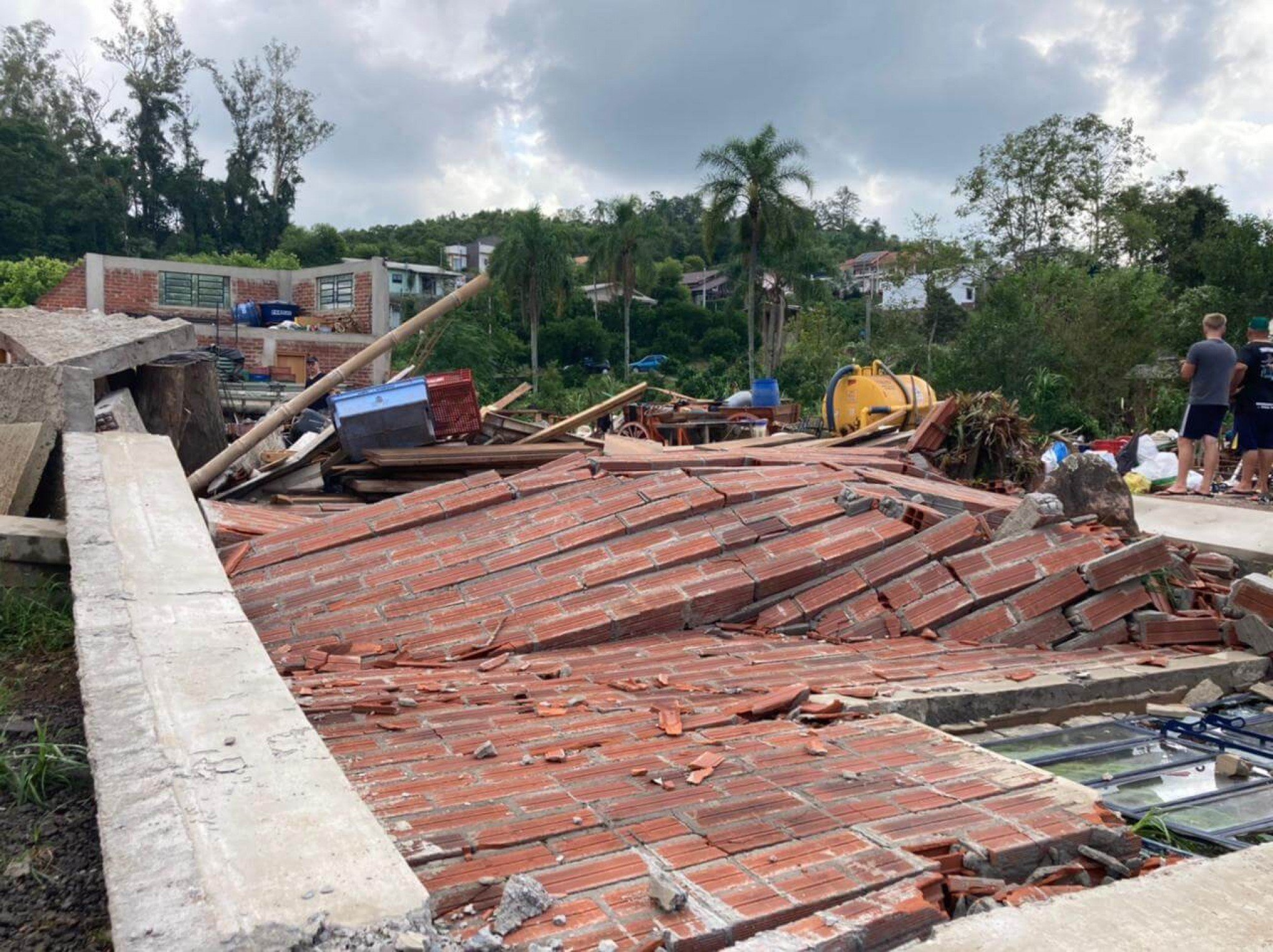 Microexplosão causa destruição em Harmonia