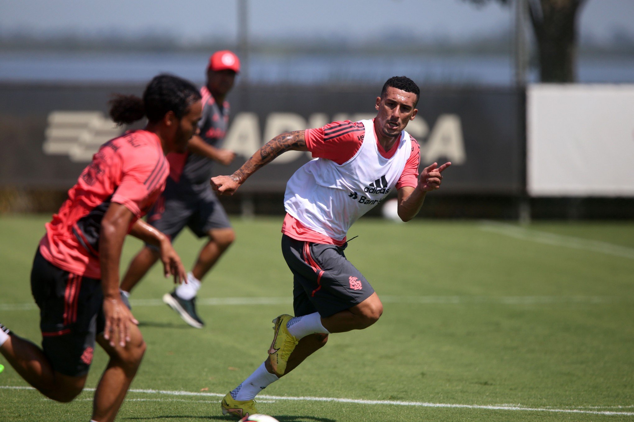 Jogadores do Colorado se reapresentam e treinam para a quarta rodada do Gauchão