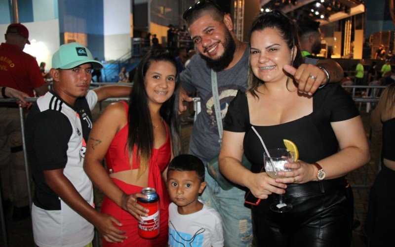 Natanael dos Santos, Aline Cristine Soares de Almeida, Joaquim, EliÃ©ser Soares de Almeida e LuÃ­sa Gabriela Santos chegaram cedo para garantir bons lugares para o show