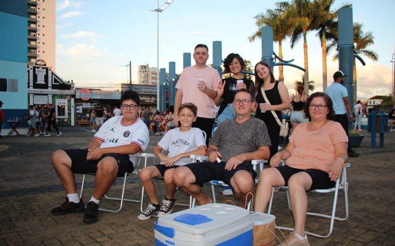Leandra e Maicon Soares da Silva, com familiares curtem o dia de show no Largo