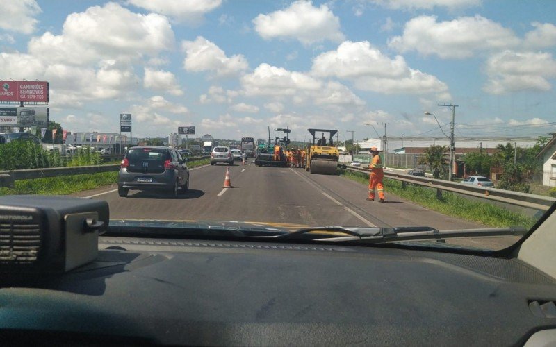 Obras de recapeamento asfáltico deixam trânsito lento na BR-116, em São Leopoldo
