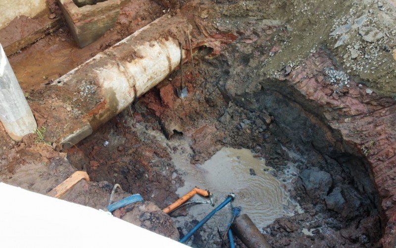 Rompimento de rede no fim de semana causou falta d'água em Sapucaia do Sul