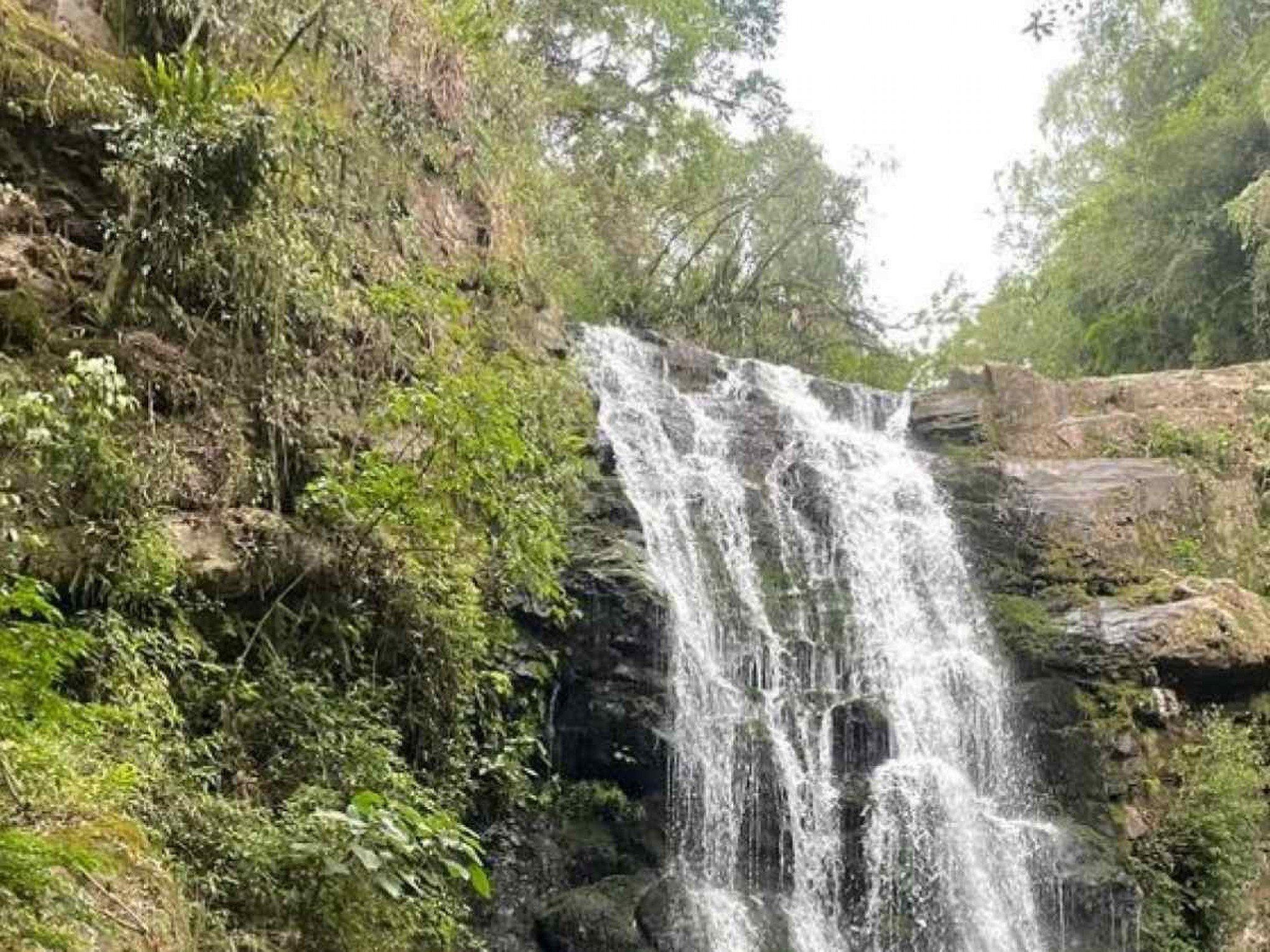 Morte de mulher em queda de cachoeira serve de alerta para o banho em água doce
