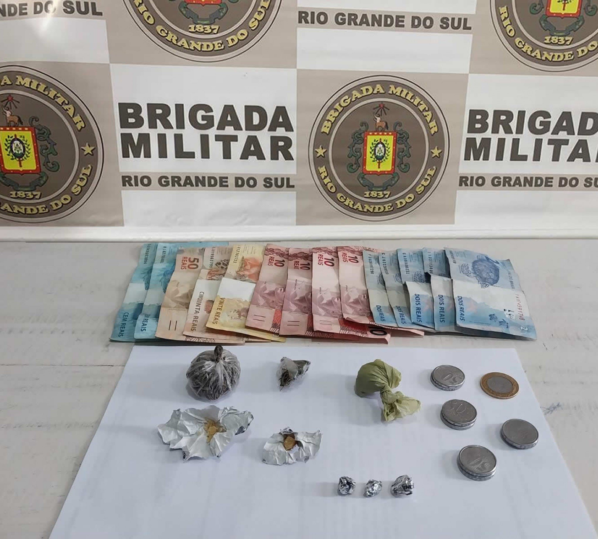 Dupla é detida suspeita de traficar crack e maconha em Canela