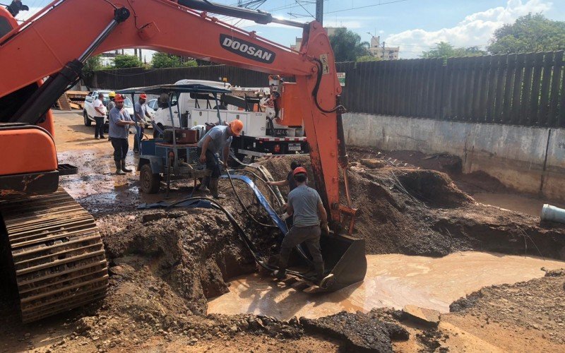 Moradores de Sapucaia voltam a ficar sem água após novo rompimento de rede da Corsan