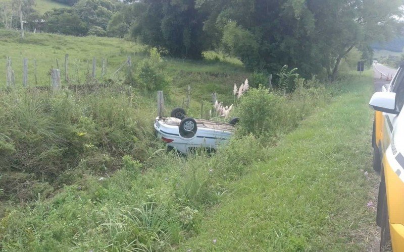 Carro com placas de Parobé capotou na RS-474, em Santo Antônio da Patrulha