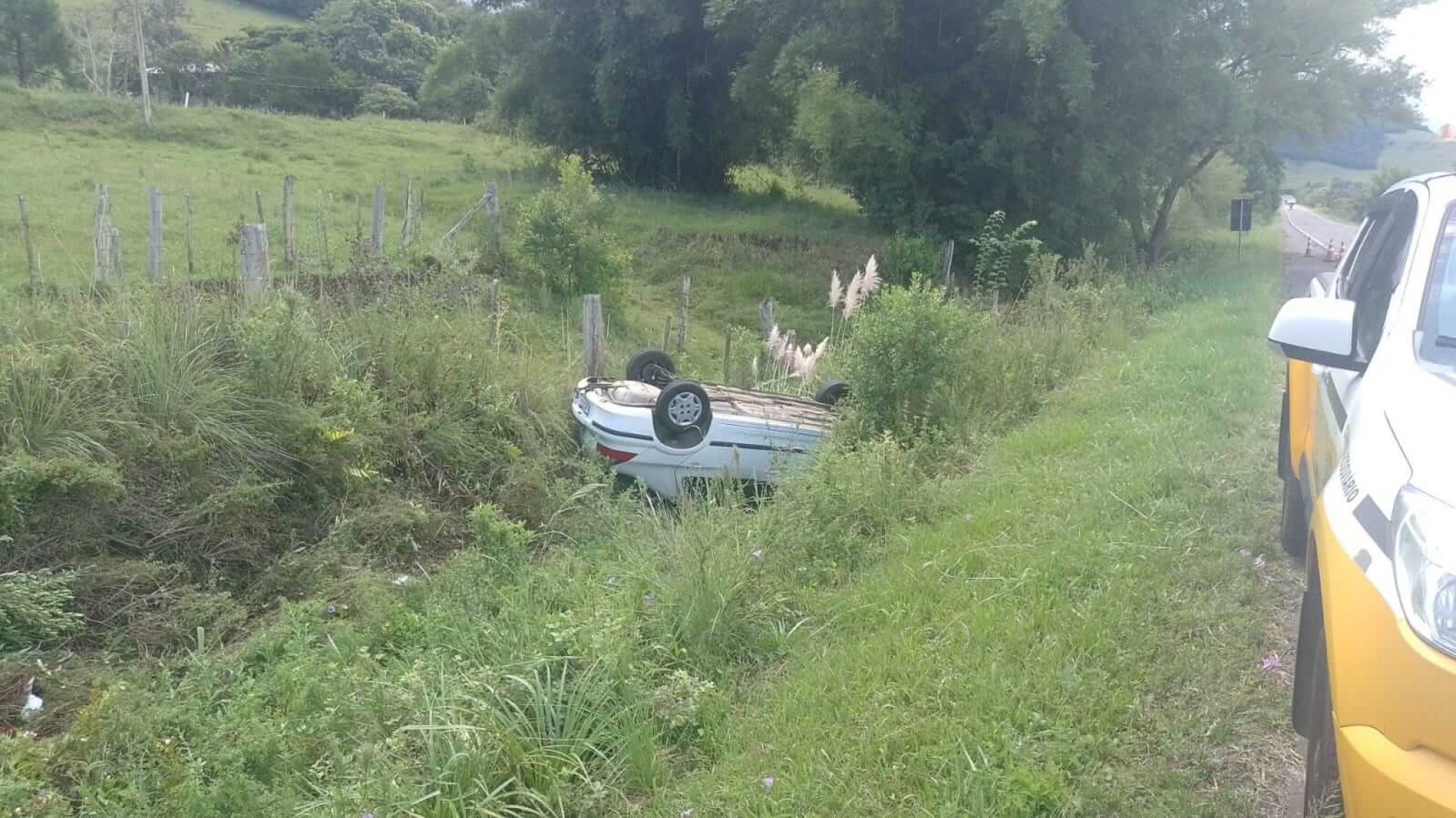 Três pessoas ficam feridas em capotagem na RS-474, em Santo Antônio da Patrulha