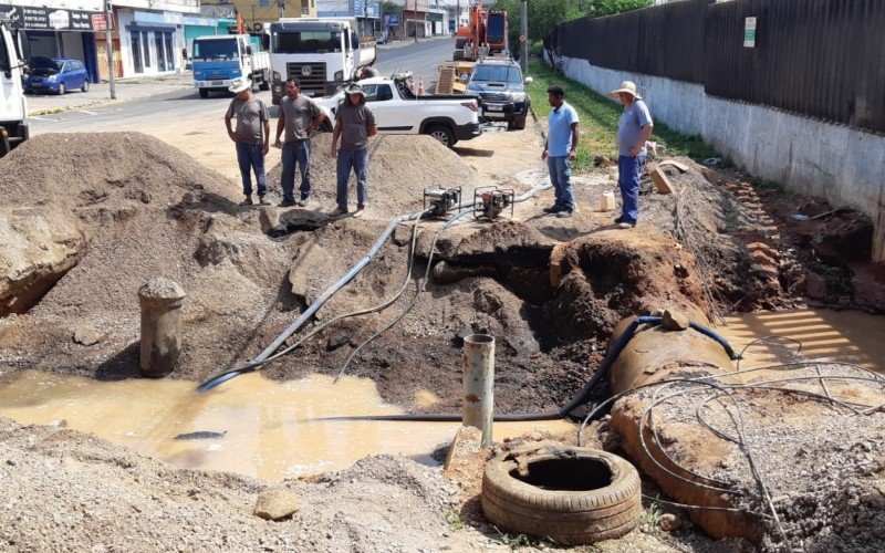 Na quarta-feira, equipes da Corsan ainda atuavam em vazamento na rede que rompeu no fim de semana em Sapucaia