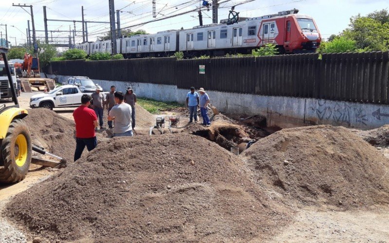 Equipes da Corsan atuam em vazamento na mesma rede que rompeu no fim de semana em Sapucaia