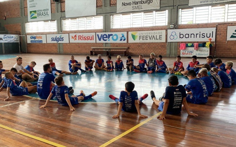 Cerca de 600 jovens de Novo Hamburgo participam do projeto Futsal Social da UJR durante as férias