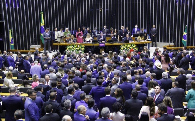 Deputados tomam posse na Câmara