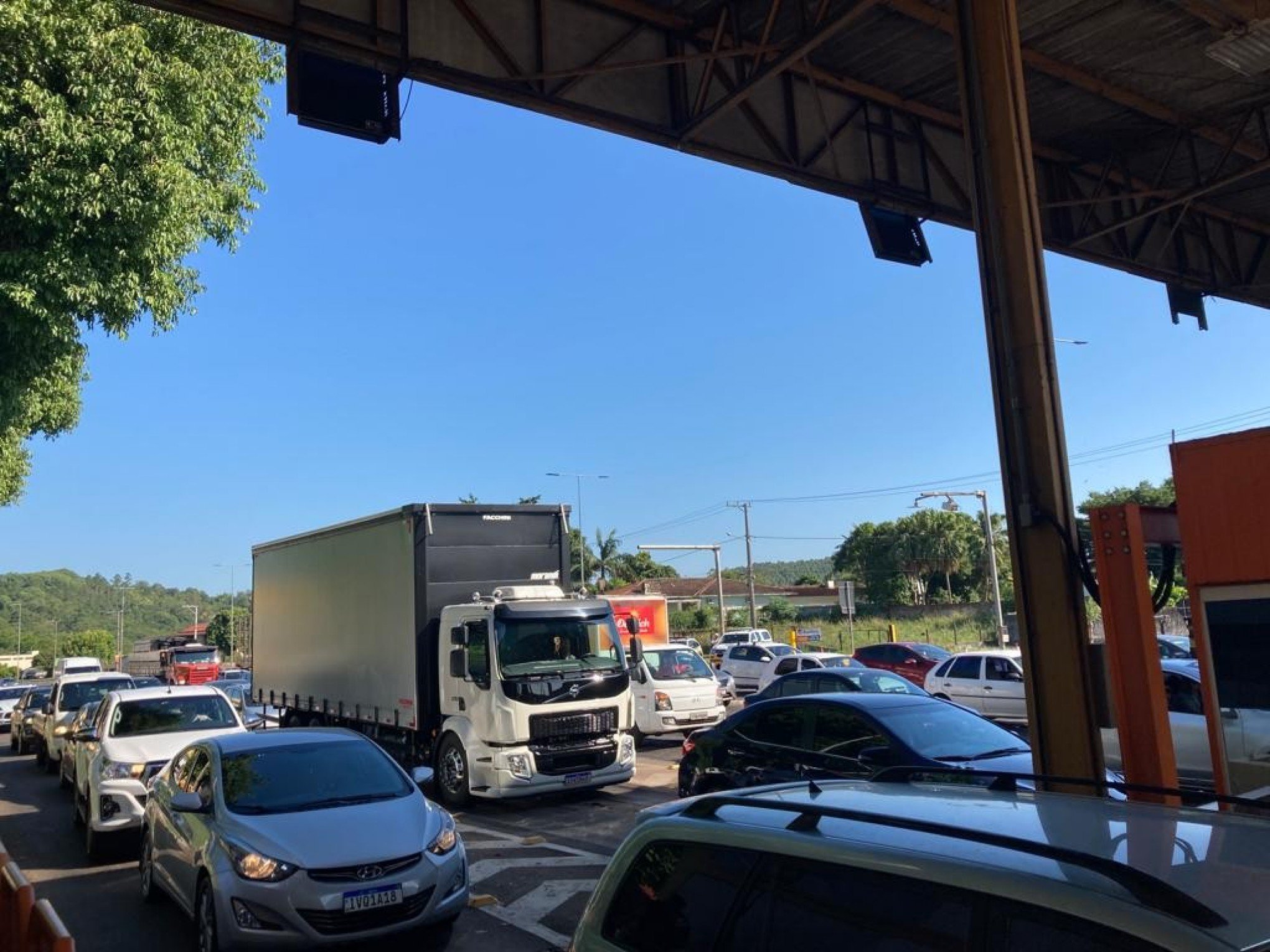 Filas e reclamações de motoristas marcam primeiro dia de cobrança da nova tarifa do pedágio de Portão