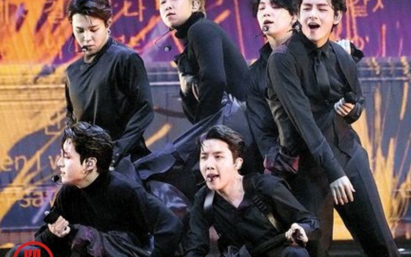 Tem k-pop do BTS nos telões ao lado de suspense e animação