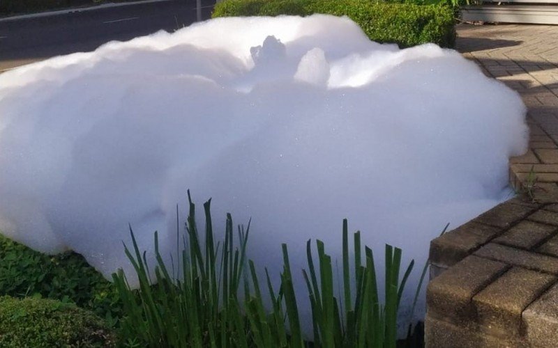 Espuma transborda em chafariz no Centro de Novo Hamburgo
