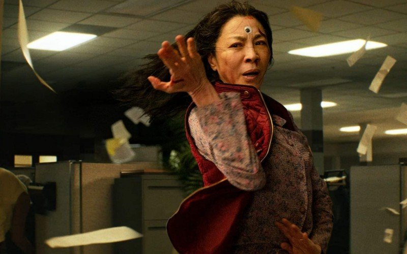 Michelle Yeoh comanda a pancadaria na produção indicada a 11 Oscars