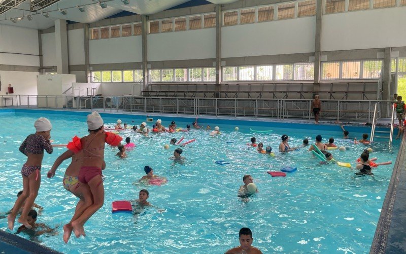 Projeto anima as férias da criançada com jogos e até banho de piscina