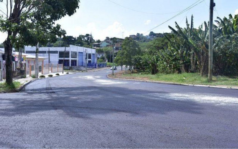 Prefeitura de Novo Hamburgo asfalta ruas em dois bairros