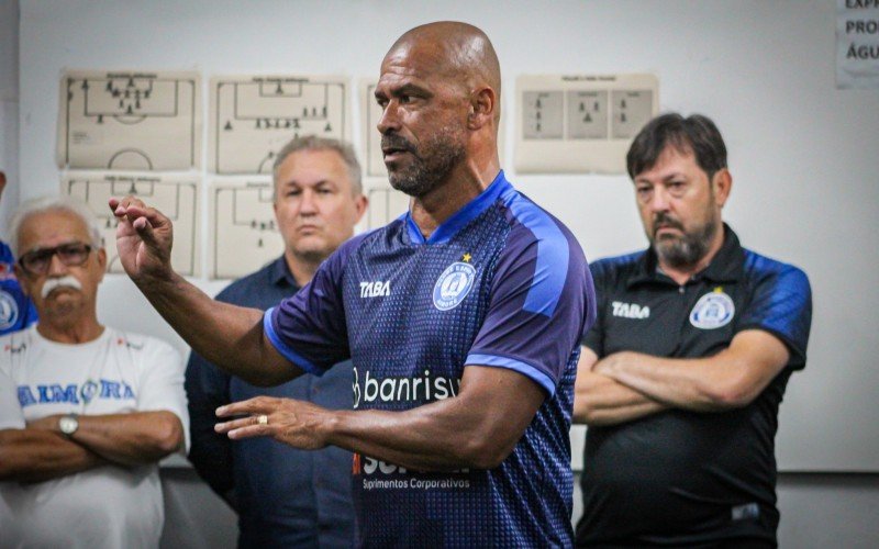 Pinga em seu primeiro dia como treinador do Aimoré