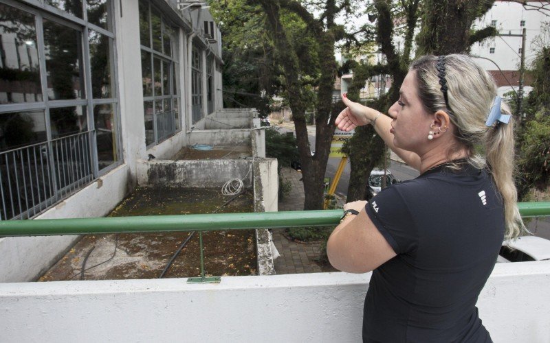 Patrícia está contabilizando os prejuízos em sua academia